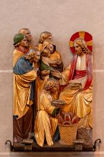 An dem nordwestlichen Vierungspfeiler befindet sich ein Relief der wunderbaren Brotvermehrung. Es ist Teil des alten Hochaltares der Kirche. An dem nordwestlichen Vierungspfeiler befindet sich ein Relief der wunderbaren Brotvermehrung. Es ist Teil des alten Hochaltares der Kirche.