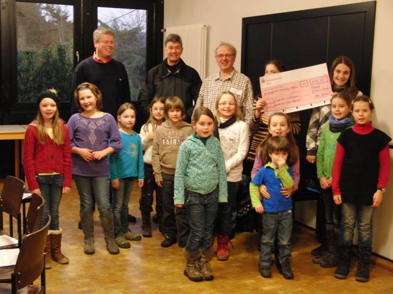 2012-01-31 Checkuebergabe an Kinderchor