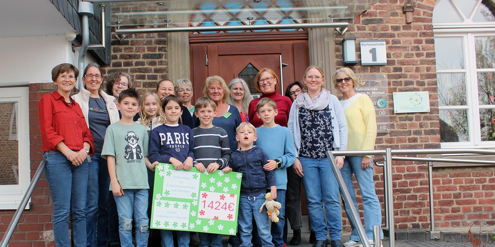 2026-03-20 Geldübergabe an Lebenskreis 01