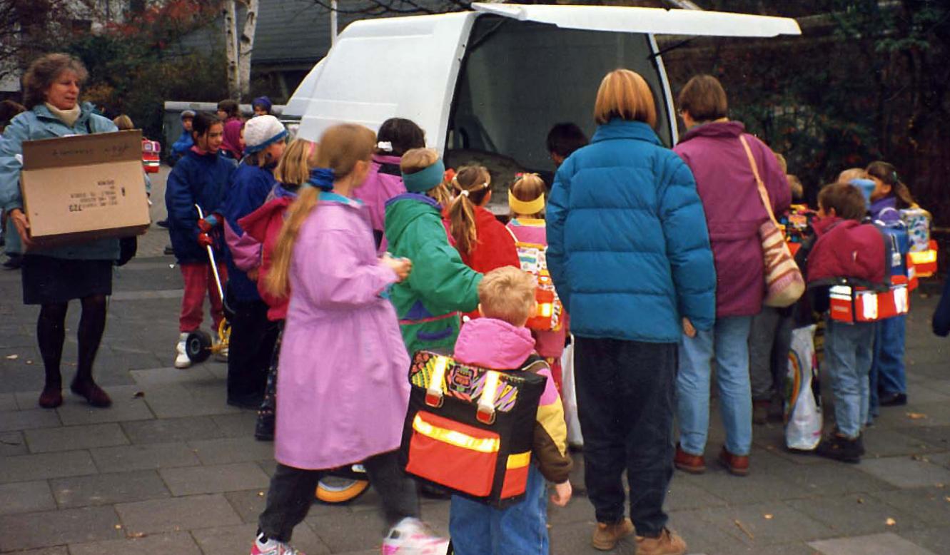 1991-11 Polentransport 01 Kinder schenken Kindern
