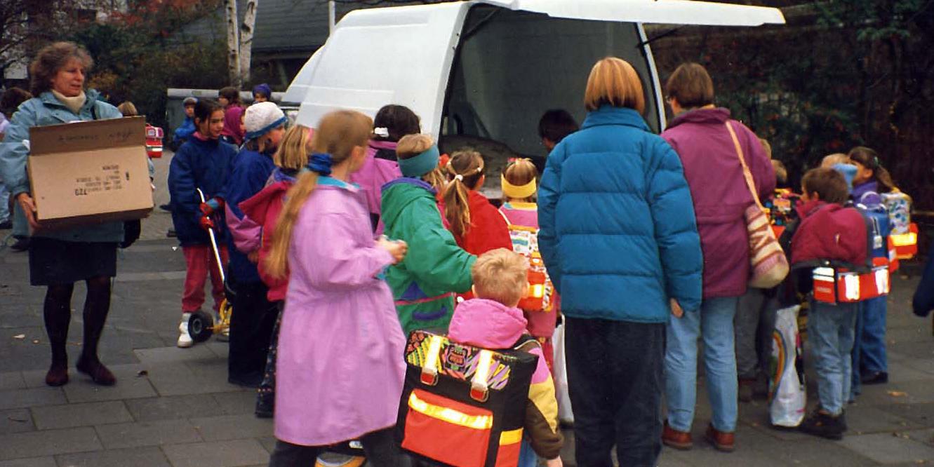 1991-11 Polentransport 01 Kinder schenken Kindern
