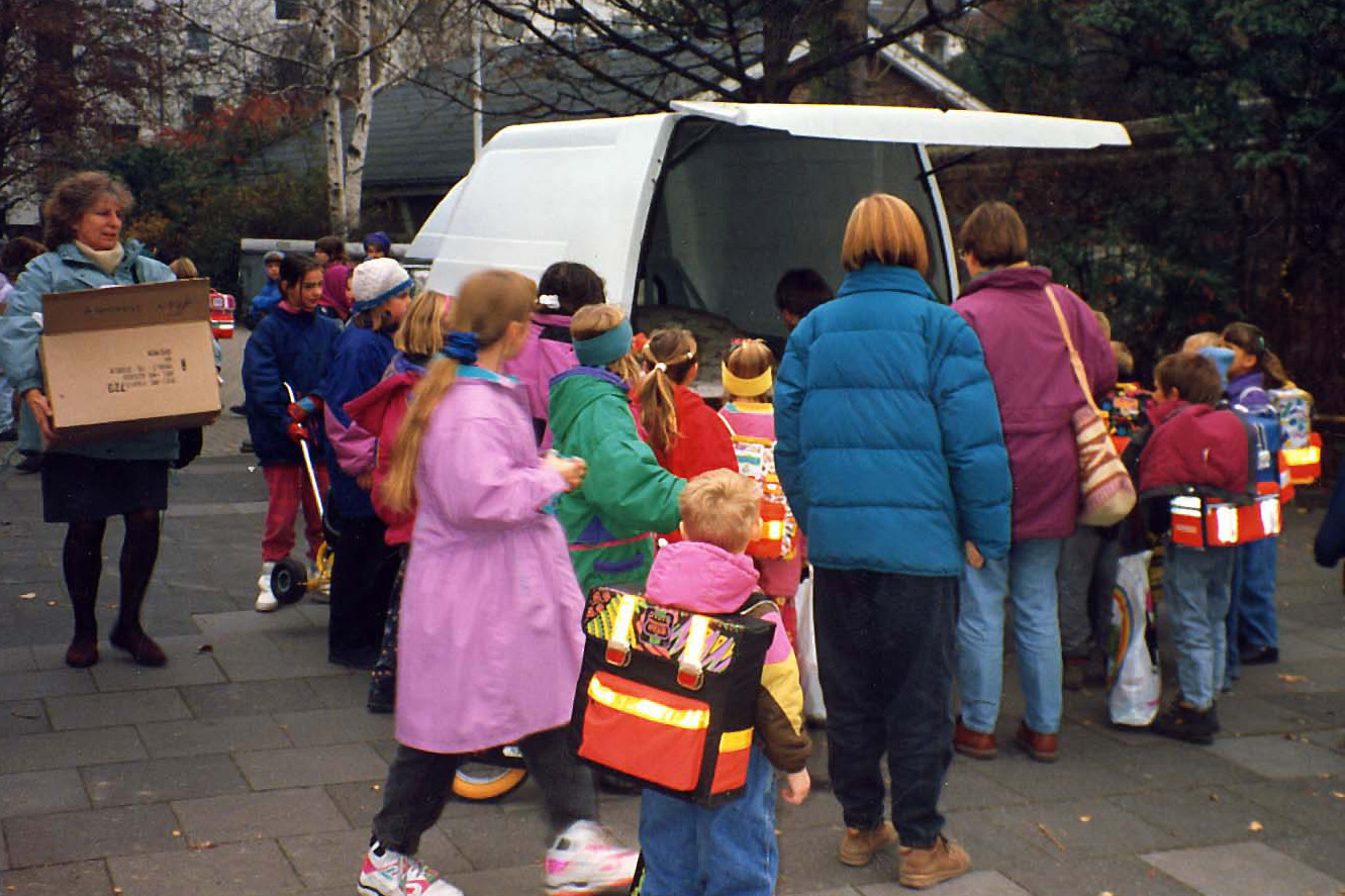 1991-11 Polentransport 01 Kinder schenken Kindern
