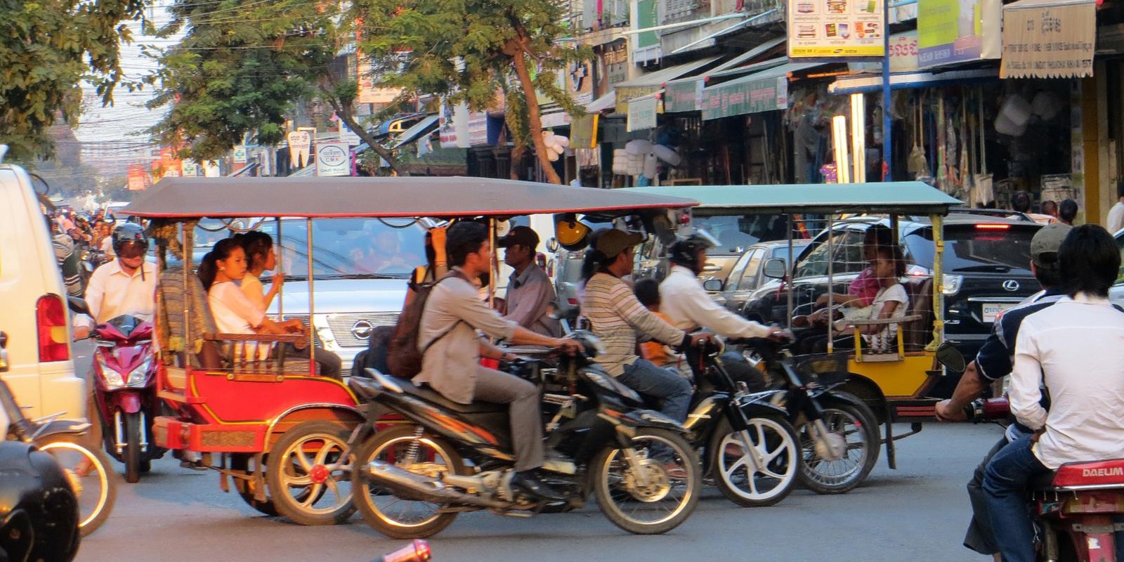 2014-10-12 Dominik in Kambodscha 27 Strasse in Phnon Penh